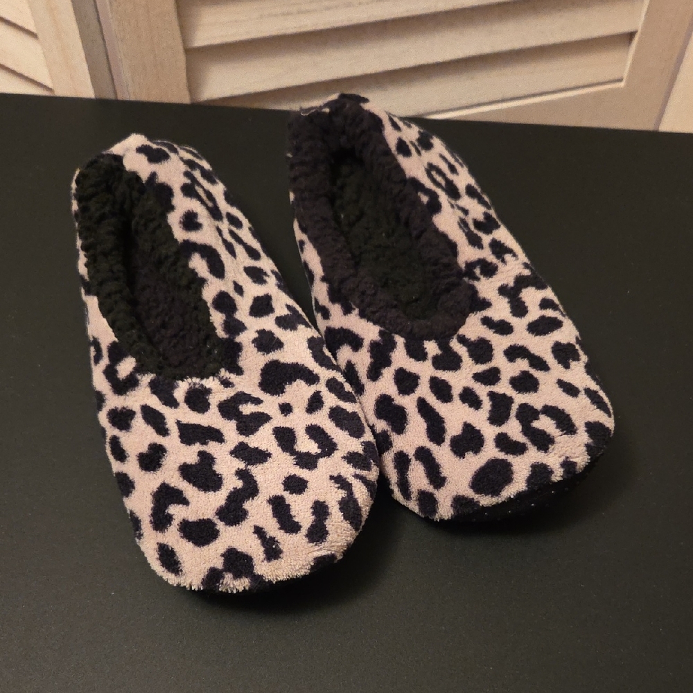 Isaac Mizrahi Black and Cream Women's Slippers